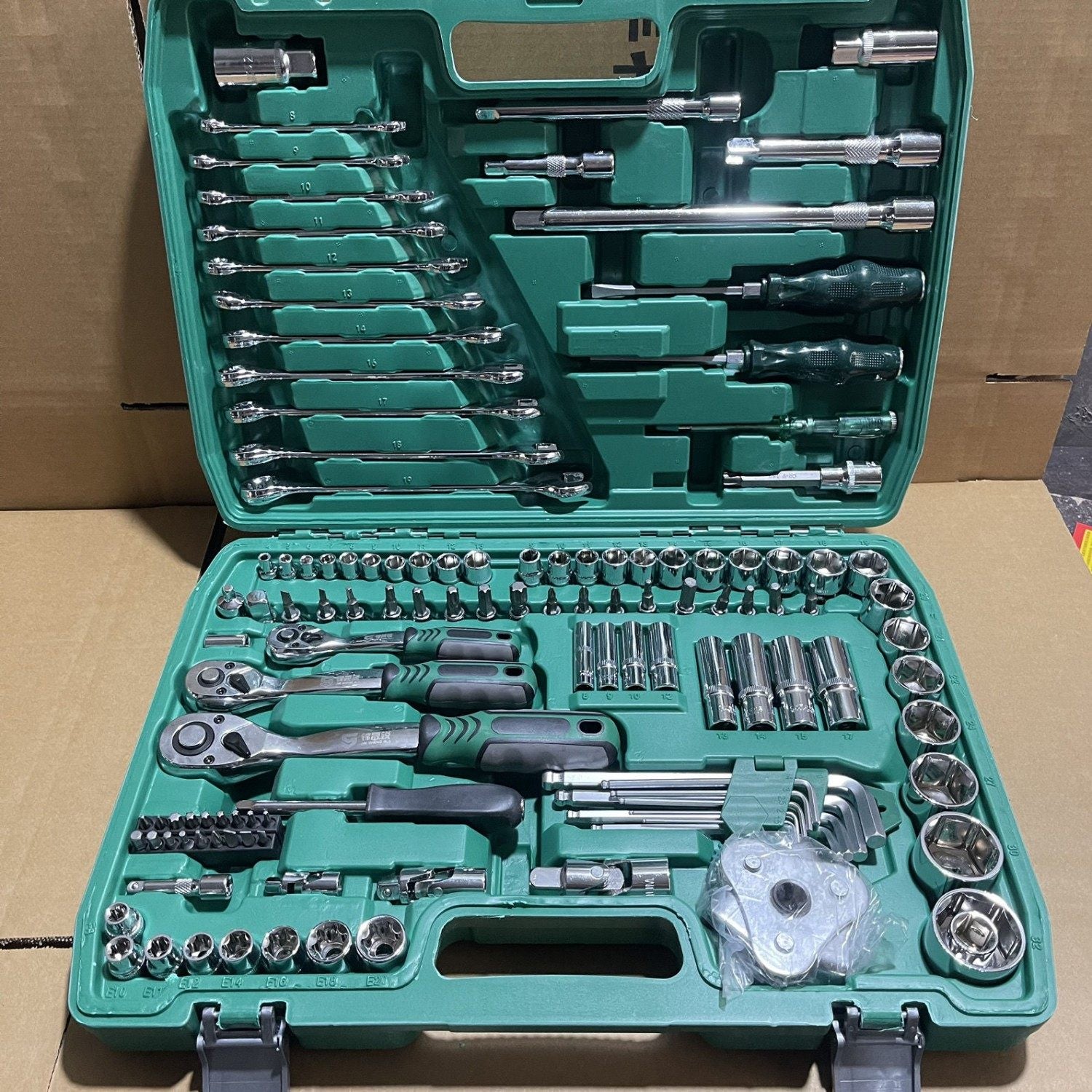 Professional 150-Piece Socket Wrench Set with Toolbox