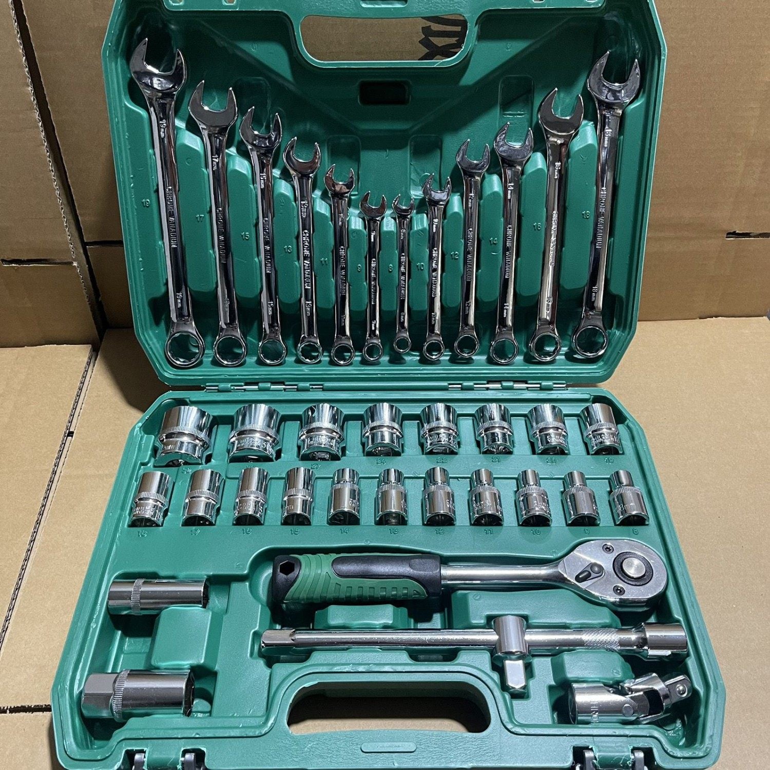 Professional 150-Piece Socket Wrench Set with Toolbox