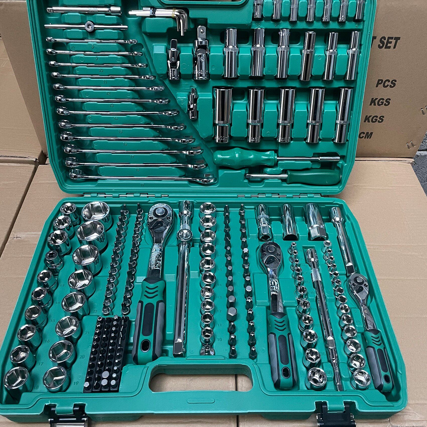 Professional 150-Piece Socket Wrench Set with Toolbox
