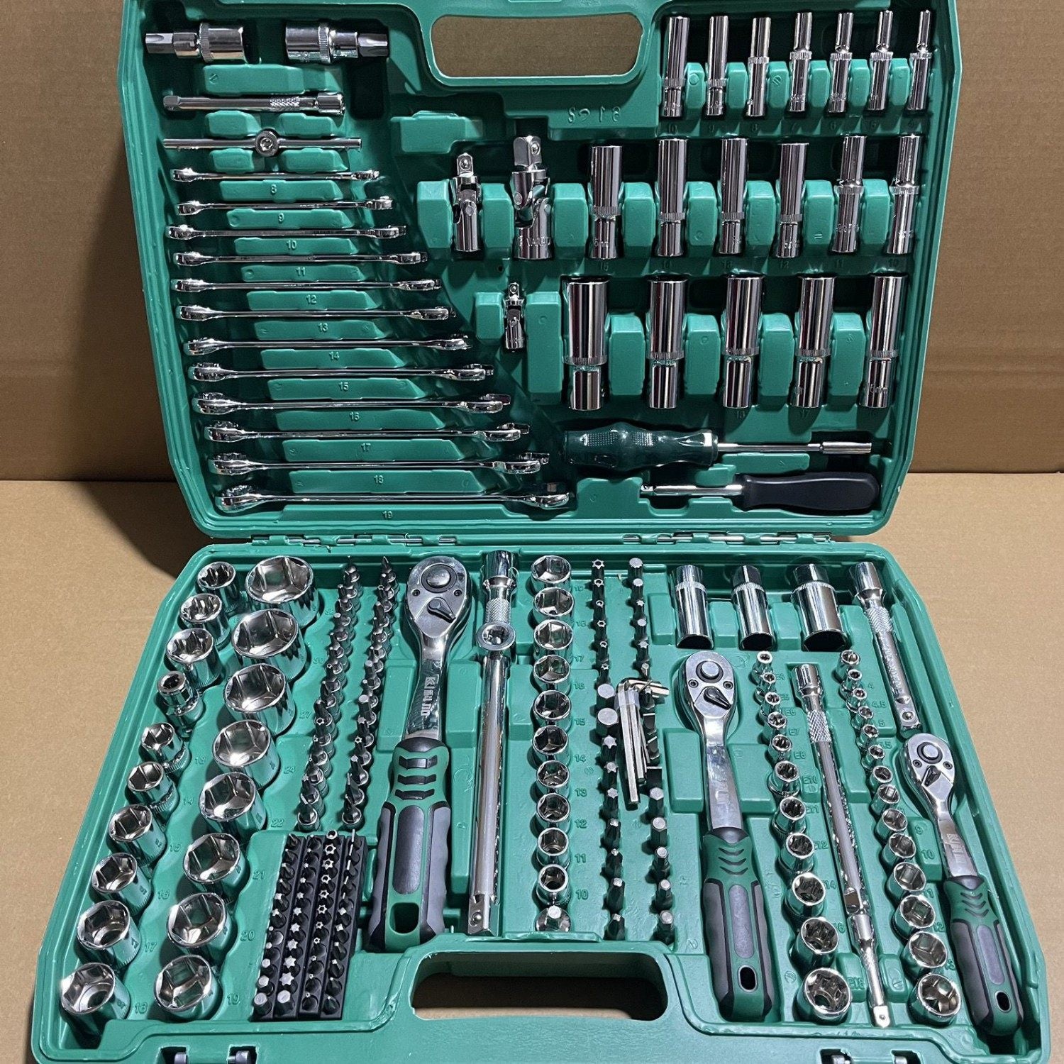 Professional 150-Piece Socket Wrench Set with Toolbox