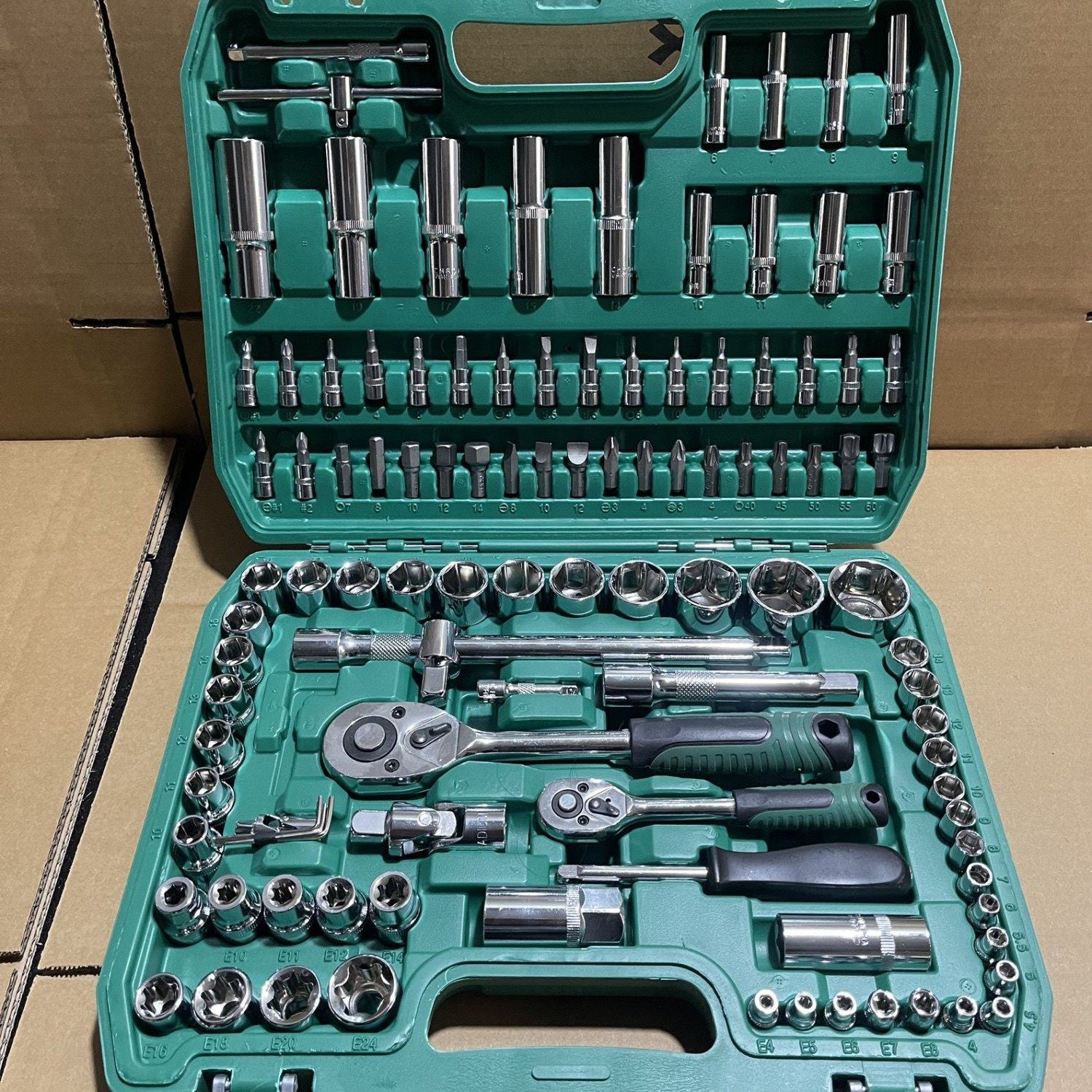 Professional 150-Piece Socket Wrench Set with Toolbox