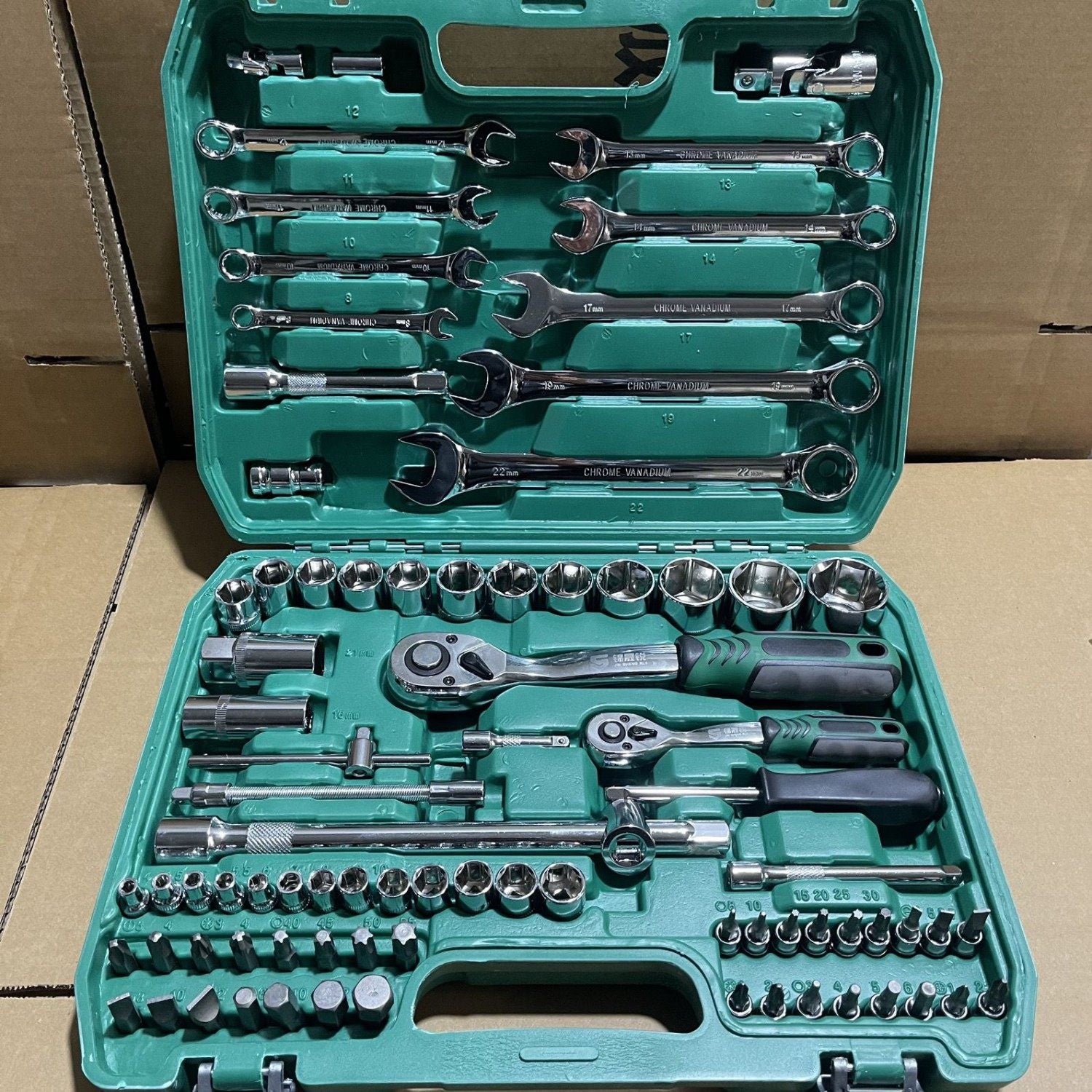 Professional 150-Piece Socket Wrench Set with Toolbox