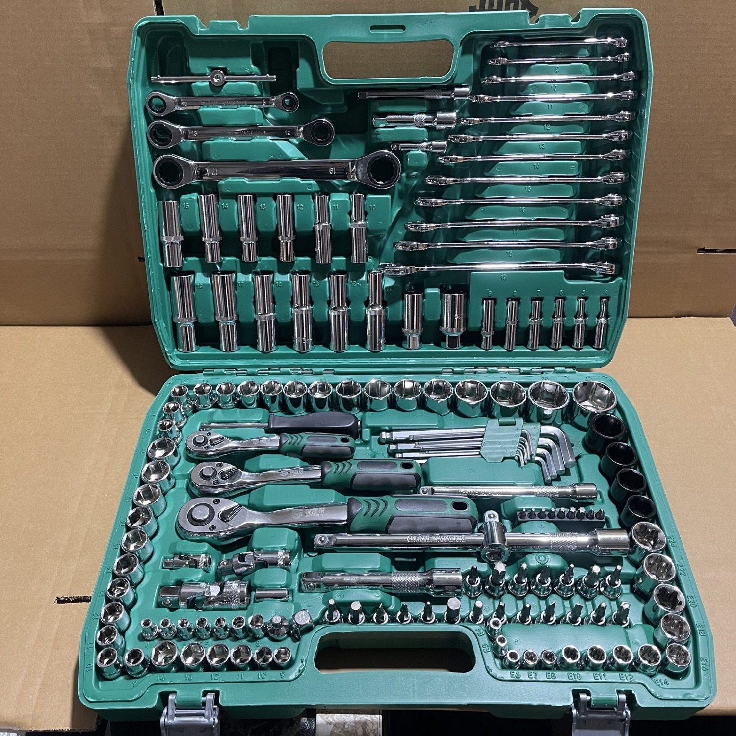 Professional 150-Piece Socket Wrench Set with Toolbox