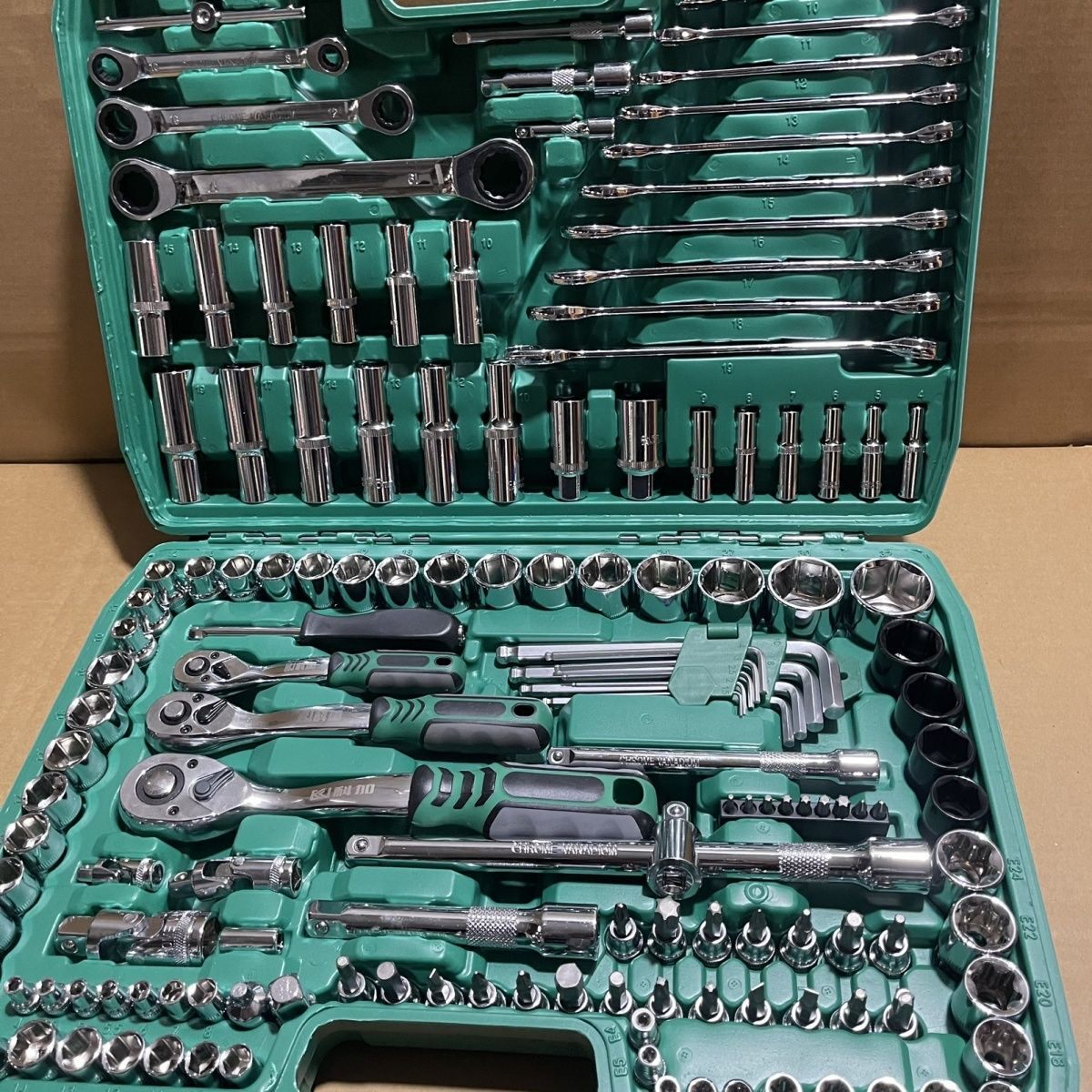 Professional 150-Piece Socket Wrench Set with Toolbox