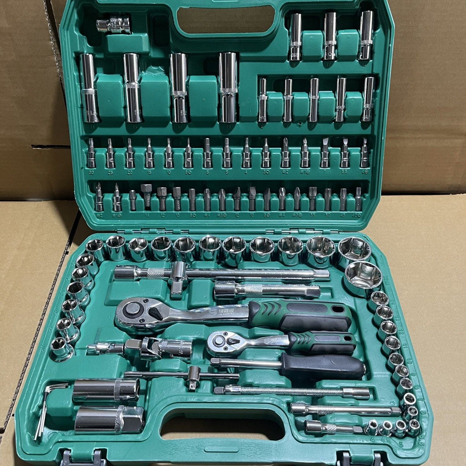 Professional 150-Piece Socket Wrench Set with Toolbox